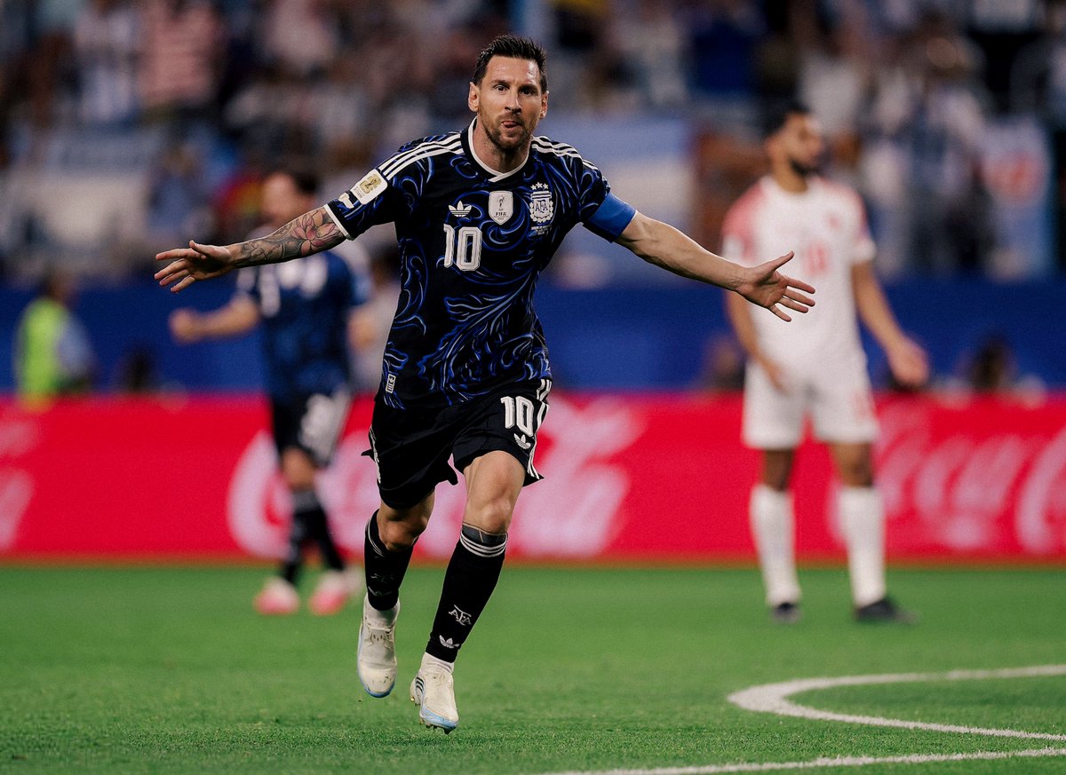 lautarodeIcampo's tweet photo. Lionel Messi tiene seis goles en esta Copa del Mundo.
Apareció en todos los partidos de fase de grupos.
Se convierte en el único jugador en la historia en hacer gol en siete partidos consecutivos de Mundial.
Mientras él estuvo en cancha, su equipo no recibió goles.

Efecto Messi. https://t.co/IUyfpxjrGi