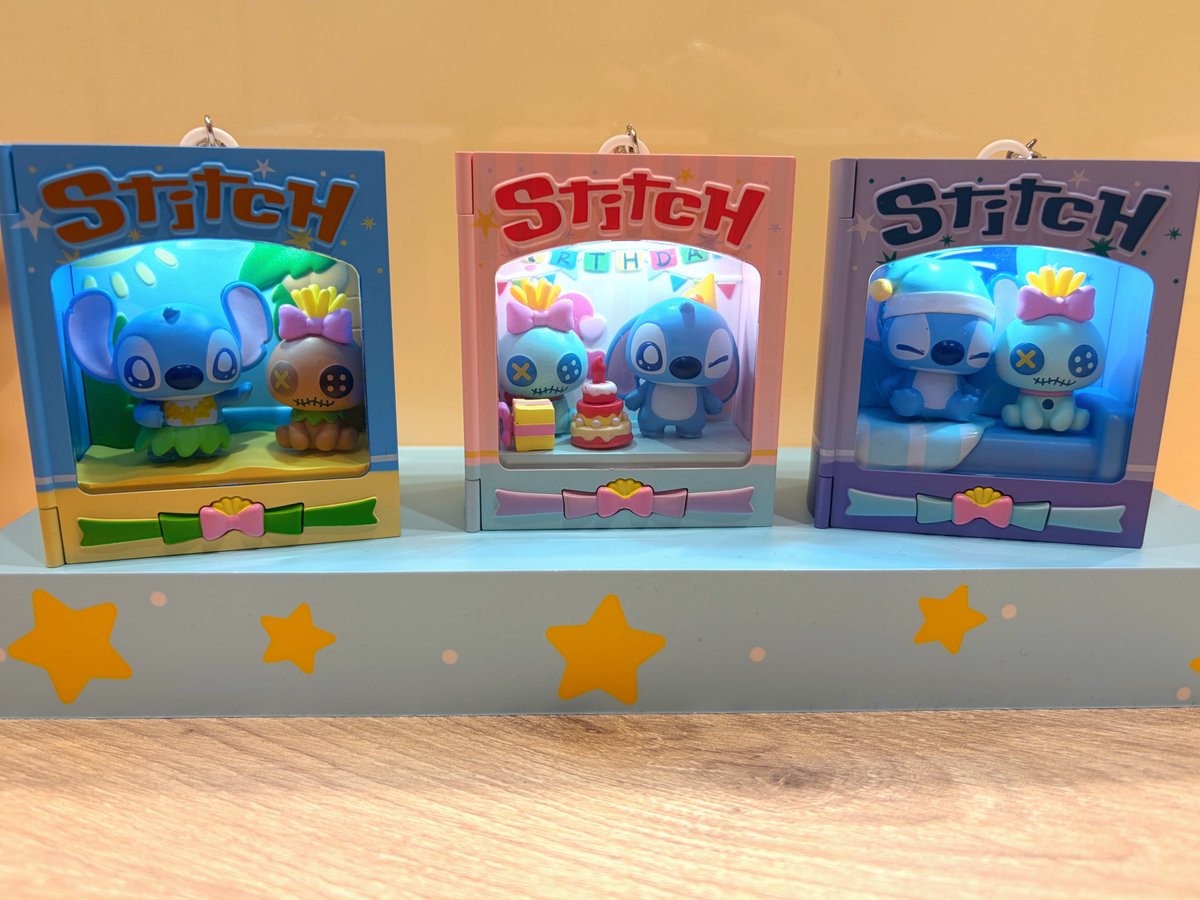 新商品入荷】 絵本型が可愛い📚💞 スティッチのキーホルダーが入荷しま