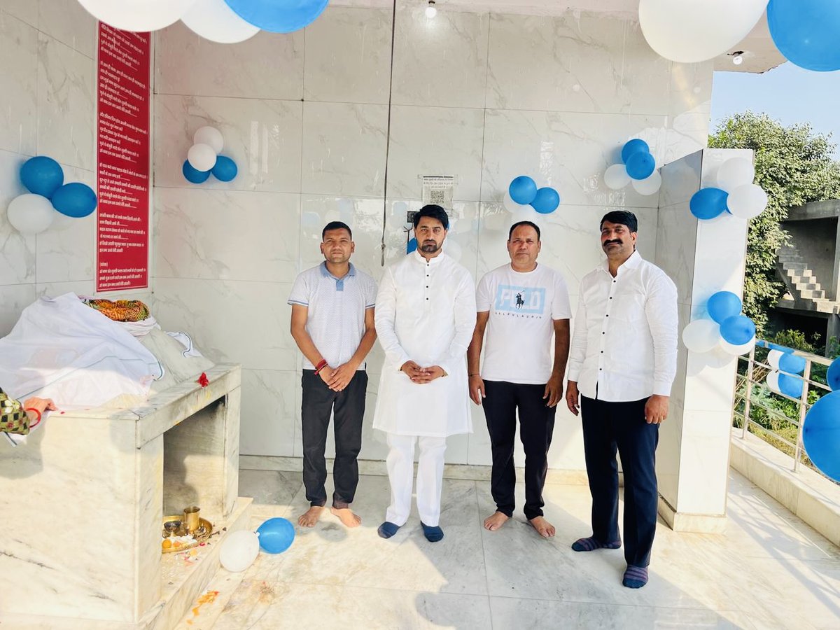 DevaBhatiBJP1's tweet photo. आज अपने गाँव पल्ला में पूजनीय सुल्ली बाबा के पावन दर्शन कर आशीर्वाद प्राप्त किया तथा आयोजित भंडारे में सम्मिलित होने का सौभाग्य प्राप्त हुआ।🚩🚩
बाबा की कृपा समस्त क्षेत्रवासियों पर सदैव बनी रहे यही कामना करता हूँ। 🙏🚩

#जयसुल्ली_बाबा #गाँव_पल्ला #आशीर्वाद #DevaBhatiDatawali #DevaBhatiBJP