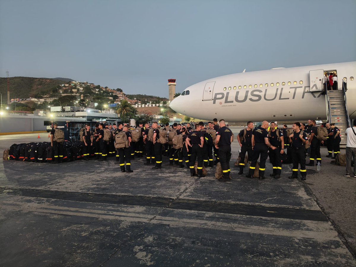 zurellys's tweet photo. 85 rescatistas de Francia, especializados en búsqueda y rescate urbano, llegan a Venezuela para apoyar tras los terremotos.

Fotos @EmbaFrancia

Gracias, Francia 🇫🇷🇻🇪 https://t.co/D2DKC4V4Io