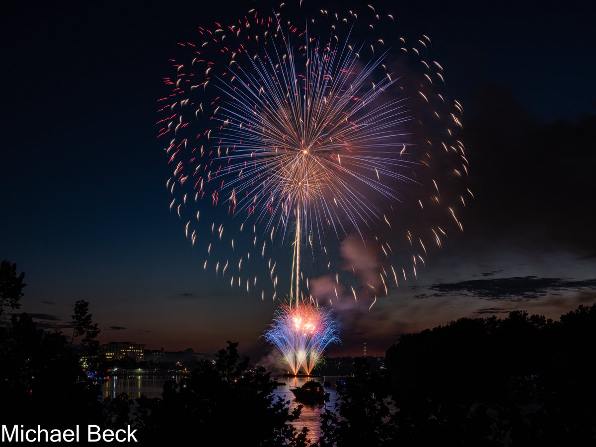 29_Beckster's tweet photo. Middletown, Ct. has the best fireworks display. https://t.co/gtW4baDKiy