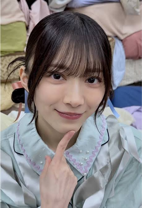 itsuki_base's tweet photo. 【再評価】坂道で初の両A面、正直「1曲じゃ勝負できなくなったの…？」って一瞬よぎりませんでした？
と、心のどこかでザワッとした方にこそ、届けたい話があります。

櫻坂46の15thシングル『Lonesome rabbit / What's "KAZOKU"?』が6月10日に発売され、2曲のMVも出そろいました。乃木坂46のデビューから15年、日向坂46まで含めても、坂道グループで表題曲を2曲並べる「両A面」は、これが史上初です。

15年間、坂道はずっと「1曲集中」を貫いてきました。シングルごとに"顔となる1曲"を立て、センターと時代を三位一体で記憶させる——それが強みだったはず。だからこそ「なぜ今、その封印を解いたの？」という戸惑いは、私たちが真剣に応援してきた証拠でもあります。

ここで多くの人が引っかかるのが、"苦肉の策"説。
でも、業界目線で見ると話は逆かもしれません。「What's "KAZOKU"?」はアニメ『夜桜さんちの大作戦』第2期のOP。強力なタイアップを1本持っているのに、わざわざMVを2本作り、手間もコストも倍にする——これは守りではなく、むしろ攻めの判断に見えます。

そして、2曲はメンバー構成も世代の混ぜ方も真逆なのに、センターはどちらも森田ひかるさん。
さらに、性格が正反対の両方の選抜に"連続で残っている"あるメンバーの存在が、この両A面の狙いを解く縦糸になっています。

革命なのか、苦肉の策なのか。
その二択を検証した先にある"第三の答え"は、このあたり、動画本編でじっくりお話しさせてください。

【村井優】「両A面＝苦肉の策」だと思ってない？ずっと避けてきた両A面を、櫻坂46がなぜ今やったのか【徹底考察】
https://t.co/nnSCbOn7XD

#村井優 #両A面 #櫻坂46
#櫻坂46_Lonesomerabbit #櫻坂46_WhatsKAZOKU #櫻坂46_三期生
#夜桜さんちの大作戦