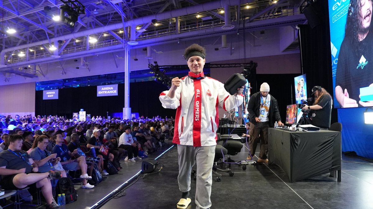 Kilzyou's tweet photo. Après avoir fait top 9 à l’EVO Japan 
C’est mon premier top 8 à l’EVO 
C’est le moment de ramener la coupe à la maison 

TOP 8 Winners side at @Evo !!!! 🇫🇷 https://t.co/ftPvZye3Kn
