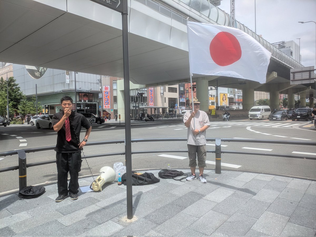 sinminzokushug1's tweet photo. 近鉄難波駅前街宣 https://t.co/svXlx8Alti