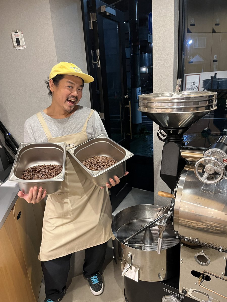 scratchroastery's tweet photo. Lambda Coffee Clubの伊藤さんと2回目の焙煎体験🔥

セルフ焙煎をご希望ということで、操作方法をおさらいしながら2バッチ焼いてもらいました。普段はプレミックスのブレンドを焙煎されるそうで、違う焙煎度で仕上がりを確かめられていました✅

▼焙煎体験のご予約はこちら
https://t.co/1USPChYjqA https://t.co/6jpq6IimmL