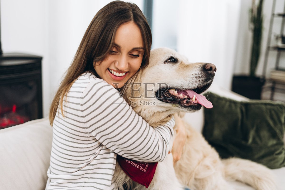 longyang19's tweet photo. Cuddling my golden retriever pup on the couch after a long day = perfect stress relief.  #DogLove #PetCompanion， https://t.co/OmtC5Zy794