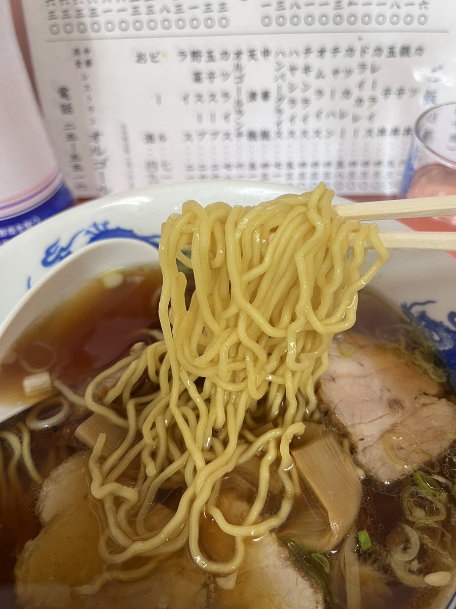 shibusawaAK's tweet photo. オムライス、チャーシューメン@オルゴール
津島の奇跡、オルゴールさんにやってきました。カウンターに陣取りますと独房の差し入れ口のようなところからにゅっととっさまが料理を出してくださいます。価格表は令和元年のもの。その心意気を味わうお店であります。堪能しました。ごちそうさまでした https://t.co/Txj2gcVx9P