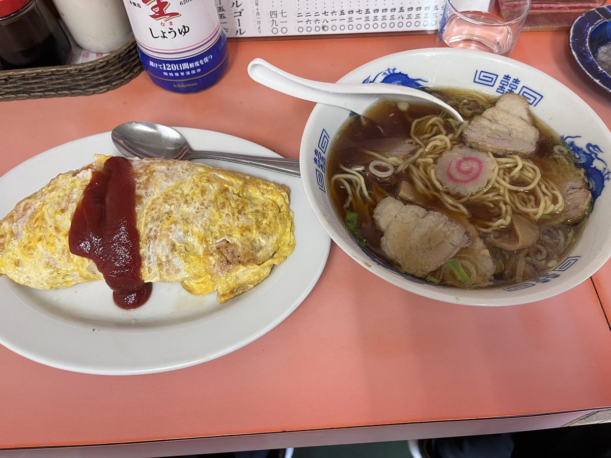 shibusawaAK's tweet photo. オムライス、チャーシューメン@オルゴール
津島の奇跡、オルゴールさんにやってきました。カウンターに陣取りますと独房の差し入れ口のようなところからにゅっととっさまが料理を出してくださいます。価格表は令和元年のもの。その心意気を味わうお店であります。堪能しました。ごちそうさまでした https://t.co/Txj2gcVx9P