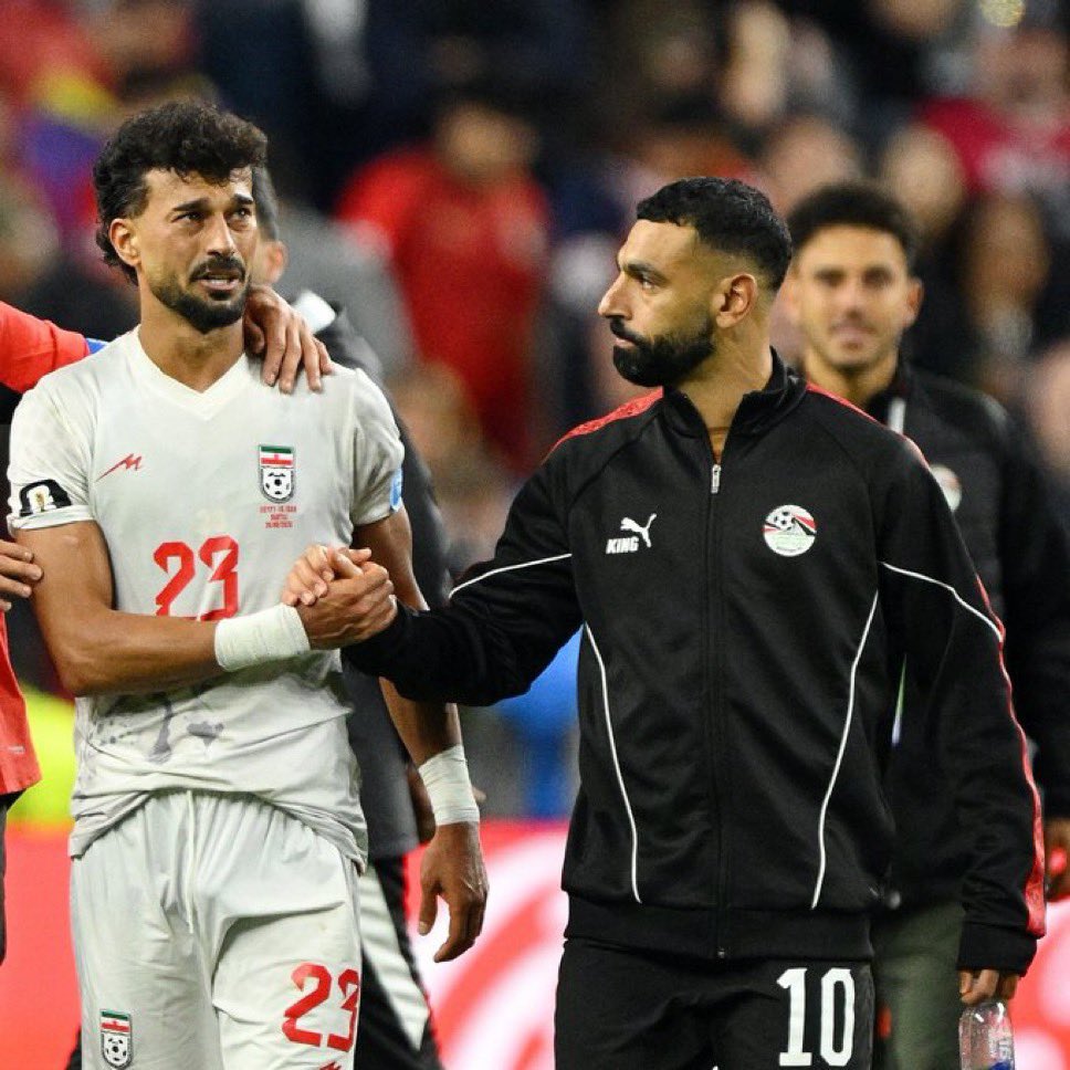 altligleren's tweet photo. İran, karakter dersi vererek namağlup şekilde dünya kupasından elendi. Ülkeleri, dünya kupasına ev sahipliği yapan ABD tarafından bombalandı. Ligleri iptal edildi, aylardır maça çıkmadılar. Kupadan önce bizzat ABD başkanı tarafından tehdit edildiler. Her türlü zorluk çıkarıldı, maçlarına başka ülkeden uçakla getirtilip son düdük çalar çalmaz geri gönderildiler. Sahada her şeylerini verdiler. Diğer maçlardaki her sonuç aleyhlerine gelişti, her maçta attıkları goller iptal edildi. Epey ilginç geçen, tıpkı 82'deki Gijon skandalı gibi yıllarca konuşulacak Cezayir-Avusturya maçından gelen sonuçla elendiler.