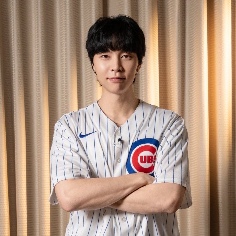 jsuhsource's tweet photo. just cat johnny being unbearably cute 🫳🏻🐱 https://t.co/cMJoB7zKYz