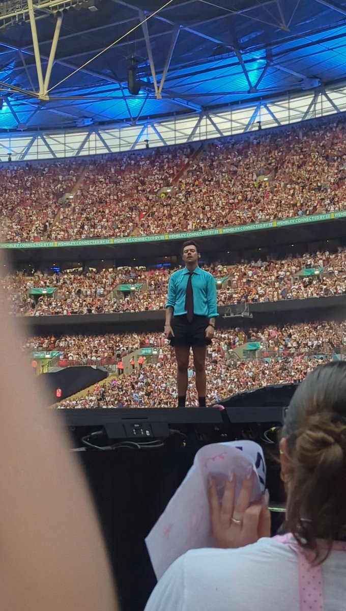 JakobJSW's tweet photo. Btw guys I've not said it on twitter yet but I saw Harry Styles 

(And he saw me) https://t.co/kEsIy8OsRZ