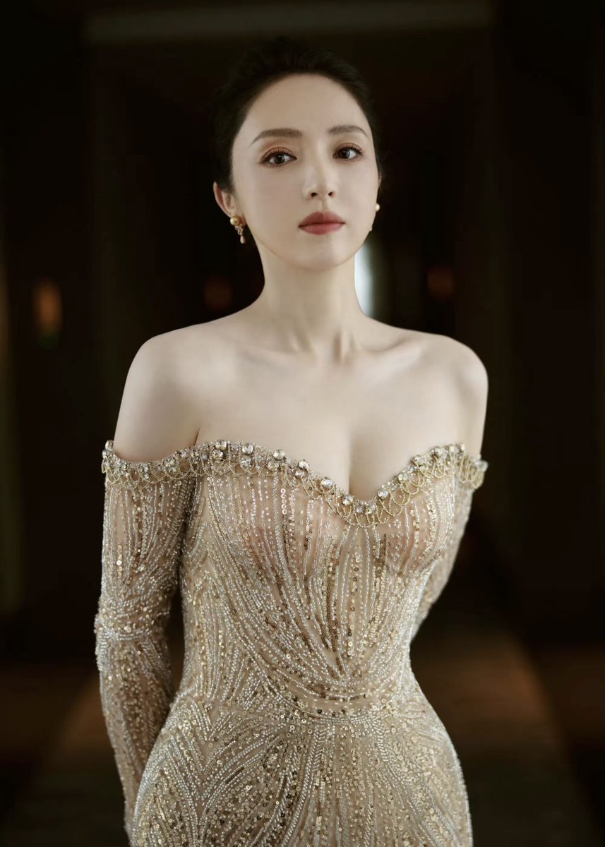 jianmu123's tweet photo. 别看董璇46岁 但是追她的却都是
比董璇小的弟弟 甚至还有23岁的
你敢信吗？ https://t.co/G0OHUVTuCS
