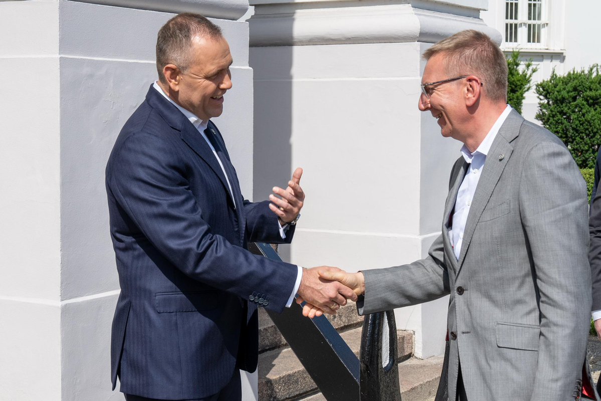 edgarsrinkevics's tweet photo. Very good meeting with the Presidents @NawrockiKn 🇵🇱 @AlarKaris 🇪🇪 @GitanasNauseda 🇱🇹 @NicusorDanRO 🇷🇴. We discussed European security, preparations for NATO summit in Ankara and defense of the Eastern Flank. Thank you, President Nawrocki, for your excellent hospitality in Jurata https://t.co/jahYFsoPjR