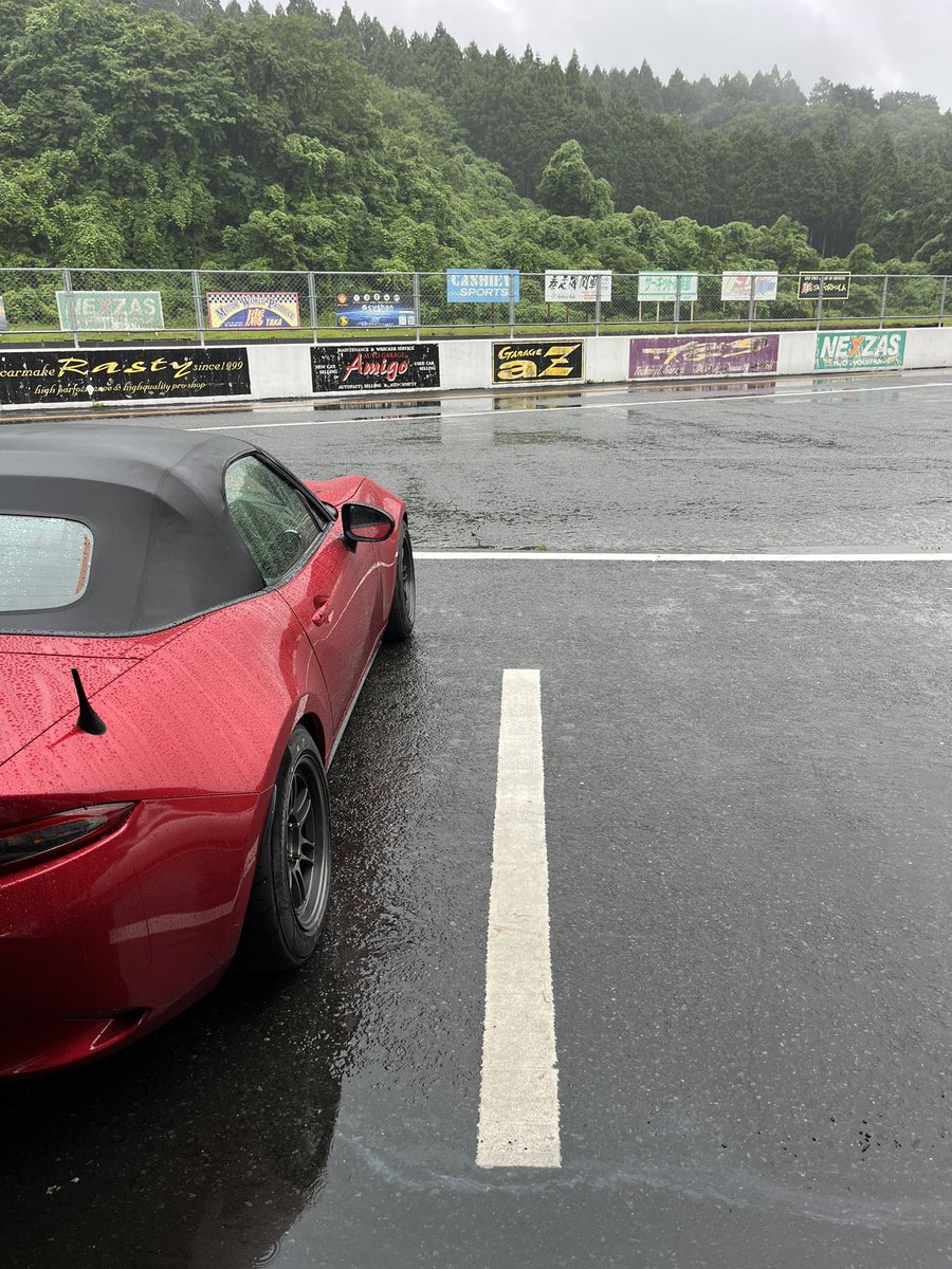 roadsterna8c2's tweet photo. 午後からはドライで走れると思い日光に来てみたが1日雨の予感…
1本目ちょっと雨、2本目結構雨

雨連できたからヨシとしよう..

AD09ネオバ　195/55R15 https://t.co/SRdBddX58m