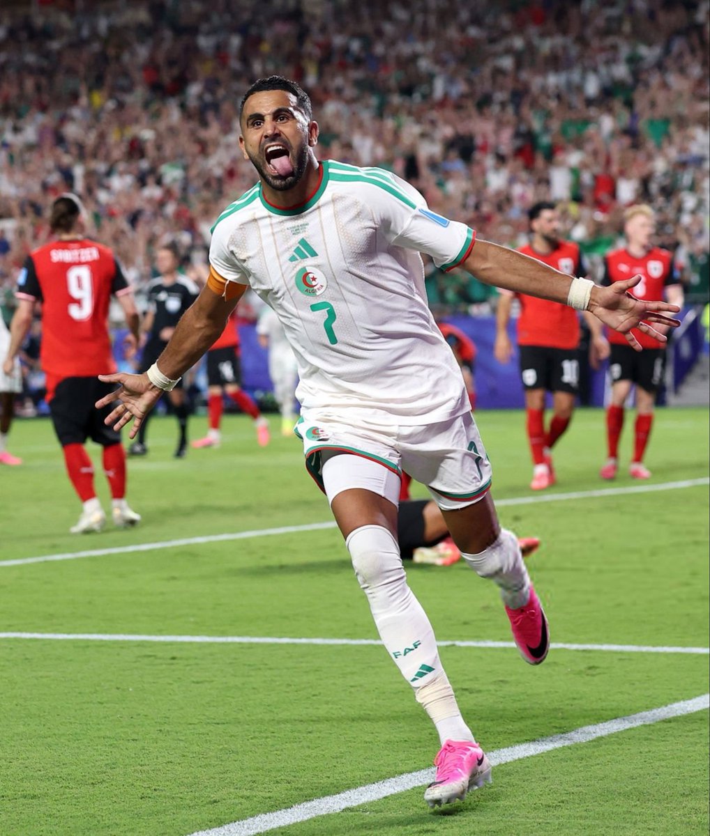 City_Xtra's tweet photo. Riyad Mahrez.
#FIFAWorldCup brace.
Legend.

🇩🇿👑🩵 https://t.co/fwJabaVl7A