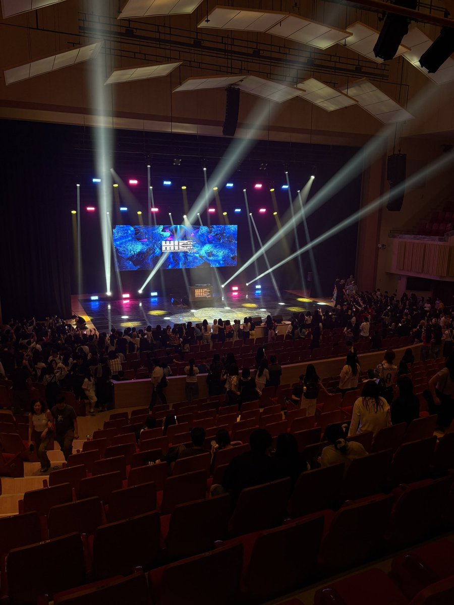 qwe_320's tweet photo. 나가는데 뒤에서 종수 개화내길래 뭔일인가 해서 봤더니 아주 개판이 https://t.co/j3aAumPREt