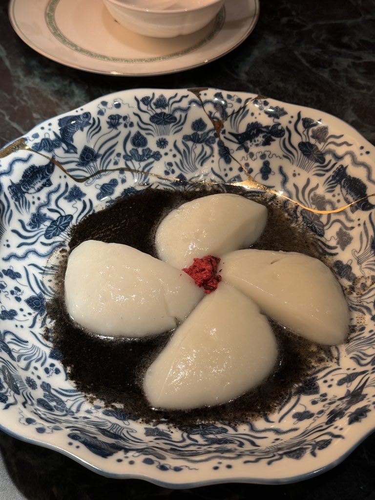 YuXydingding's tweet photo. 最喜欢的其实是这个冰川糯米茄子（p3），脆脆的糯糯的，好吃😋
#FoodLovers #chinesefood
#互动 #互关 #互赞 https://t.co/TIPdKd3FSe