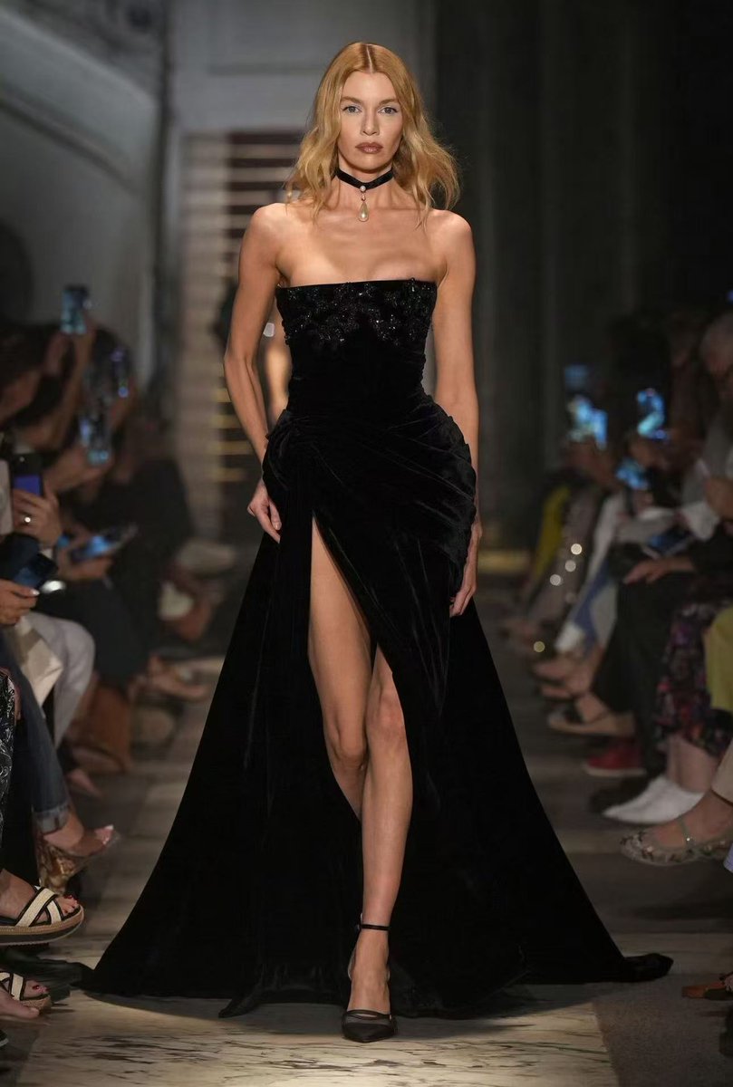 zzkkyy183811's tweet photo. At today’s Bvlgari event in Shenzhen, Ningning wore this Elie Saab Autumn/Winter 2025/26 Haute Couture gown. The model who originally presented this haute couture piece on the runway is Stella Maxwell, who is also a good friend of Ningning’s. It is such an interesting coincidence https://t.co/RJUB0UTtCM