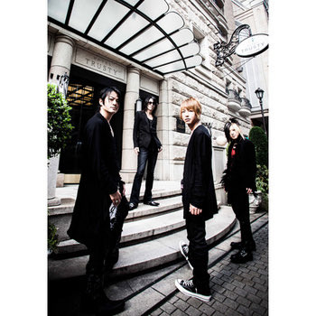 kaname_claude's tweet photo. こういう奴が初めに並んでると、後から並ぶ人もみんな良くない意味で空気読んで立ち位置決めるので最終的にこうなってがちでうんざりする https://t.co/8nCBGaRvf0