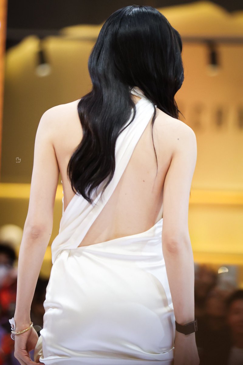 TTaeny09's tweet photo. 😳😳 

LING PRESENTER MISTINE
#MistineUltimateMomentxLingling 
#หลิงหลิงคอง #LinglingKwong https://t.co/ClShwfRj6y