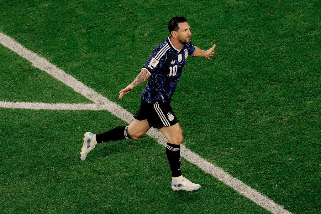 FaktaSepakbola's tweet photo. Tidak ada pemain yang pernah melakukan ini sebelumnya.

Lionel Messi kini menjadi pemain pertama dalam sejarah yang berhasil mencetak gol dalam tujuh pertandingan Piala Dunia secara beruntun. 🇦🇷⚽️

Rekor demi rekor terus dipecahkan. Sang legenda memang berada di levelnya sendiri. 🐐

#FIFAWorldCup