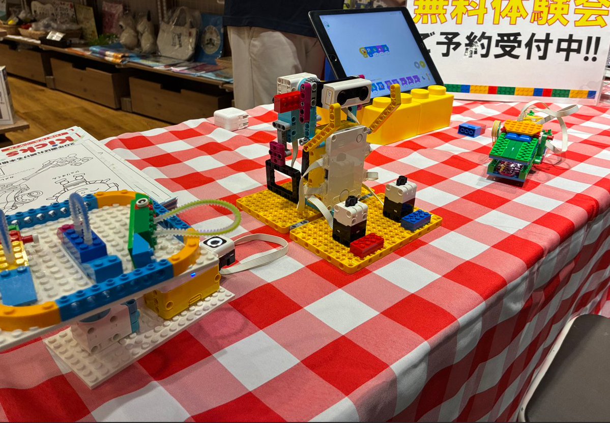 ikehon_sanseido's tweet photo. 🚨池袋で本日17時まで開催中!🚨
ロボット科学教育Crefusの「ロボットプログラミング ミニ体験」を開催中!
📍三省堂書店池袋本店
書籍館地下1F 児童書コーナー
⏰~17:00まで
「ロボットやプログラミングって面白い!」を体感できるイベントです🎉ぜひ遊びに来てください!
#Crefus https://t.co/T986XX4mi4