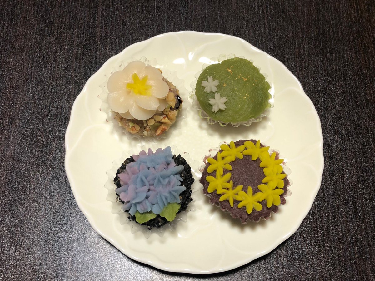 KyoRun13's tweet photo. 先日のお稽古で生けたアガパンサスの研究会は、９０点でした。残念。

帰りに、研究会会場の近くに最近オープンされた、お花をモチーフにしたおはぎ店さん『おはぎのハナサクヤ』へ行って、４種類のおはぎを買いました🌼

食べるのが勿体ないですが、まず白いお花のナッツのおはぎを食べました😋 https://t.co/VpdKGSD9iY