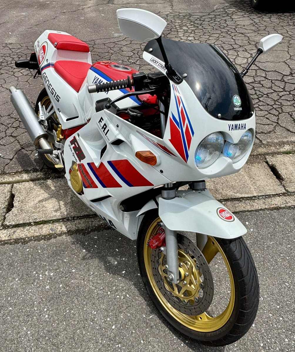 aozora1815's tweet photo. 🏍YAMAHA✨FZR250（'88）

来週の鈴鹿8耐パレードにあわせて
ガソリン⛽️満タンにしに来た‼️

#ヤマハ #YAMAHA
#FZR250 #レストア
#ガソリン #満タン
#バイク好きと繋がりたい https://t.co/xWqoCdV3qP
