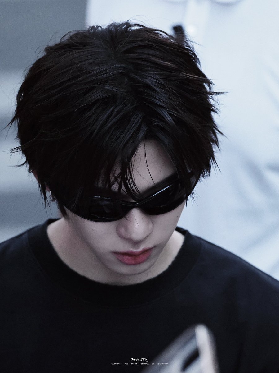 Tikllytp2's tweet photo. ตี๋ตี๋เป็นคนที่ Charismaสูงมากนะ ไม่ว่าจะด้านไอดอล นักแสดง อย่างตอนนี้เป็นนายแบบได้เลย ดาเมจได้หมดเลย ได้ทุกพาร์ทในวงการบันเทิงทั้งไทยและเทศเลย ตี๋ต้องไปได้อีกไกลแน่ๆ เปล่งประกายเยอะๆ เลยนะ 
วันชิวๆ ไม่ต้องทำไรเลย ใส่กางเกงยีนส์ เสื้อแขนยาวสีดำ คาดแว่น ก็สาวใจละลายตายทั้งสยามล่ะ 
“คนจะหล่อ ใส่ไงก็หล่อ“ คำนี้ยกให้ตี๋เลย

TEETEEPOR WITH VETEMENTS

#TEETEEPORGoParisFW27
#VETEMENTS
#twnpich