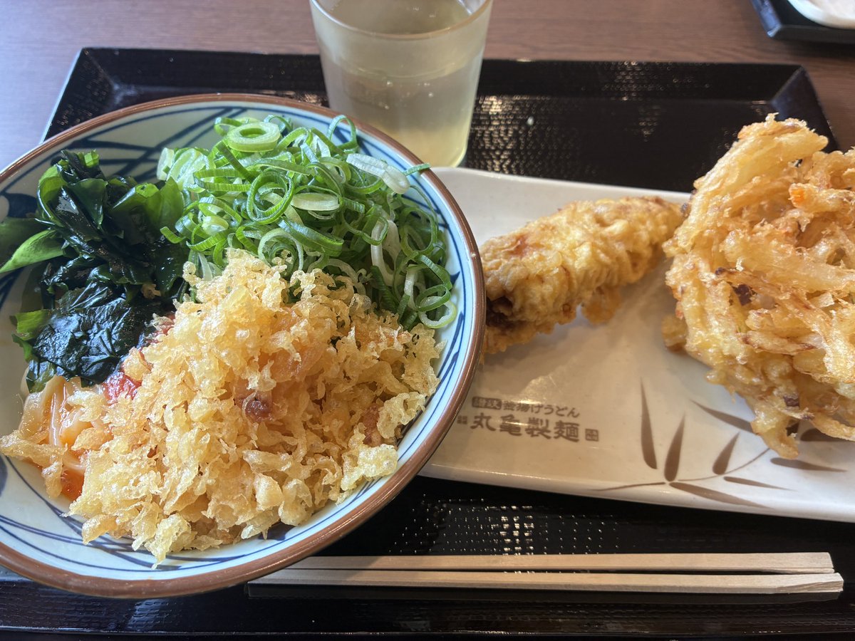 Cpock_MH's tweet photo. 嫁娘はまた推し活に出かけてしまったので、息子と二人で丸亀製麺

もとのうどんが何か分からない😁

 #丸亀製麺 https://t.co/KPGxcpcrQp