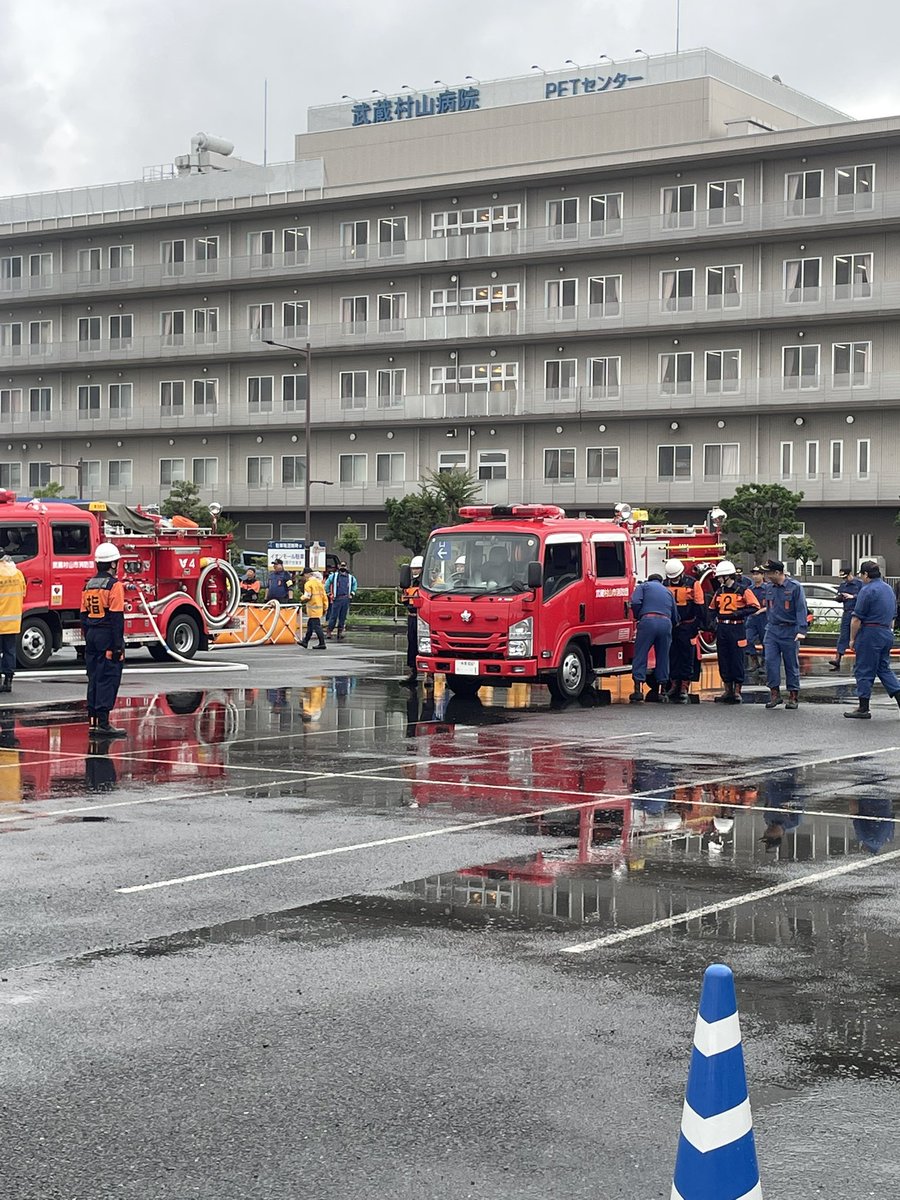 musamura1963's tweet photo. 小雨の降る中、
第5回武蔵村山市消防団ポンプ操法大会が、イオンモールむさし村山臨時駐車場をお借りして行われました。
八個分団の選手たちが、日頃の練習の成果を遺憾なく発揮して頂いたのは勿論ですが、他の団員も各自サポート役を勤めて、選手を盛り上げます。 https://t.co/EN5m8m47tn