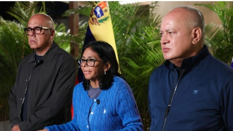 LaRazon__'s tweet photo. En la conducta de Delcy Rodríguez, su hermano Jorge y Diosdado Cabello, nos encontramos con el rostro desnudo deL régimen de facto  que ocupa el poder en Venezuela I Opinión/Edwin Sambrano Vidal https://t.co/lUSgK4CHPn @edwinsambranov @delcyrodriguezv @jorgerpsuv @ConElMazoDando https://t.co/9Hrr4BAYyR
