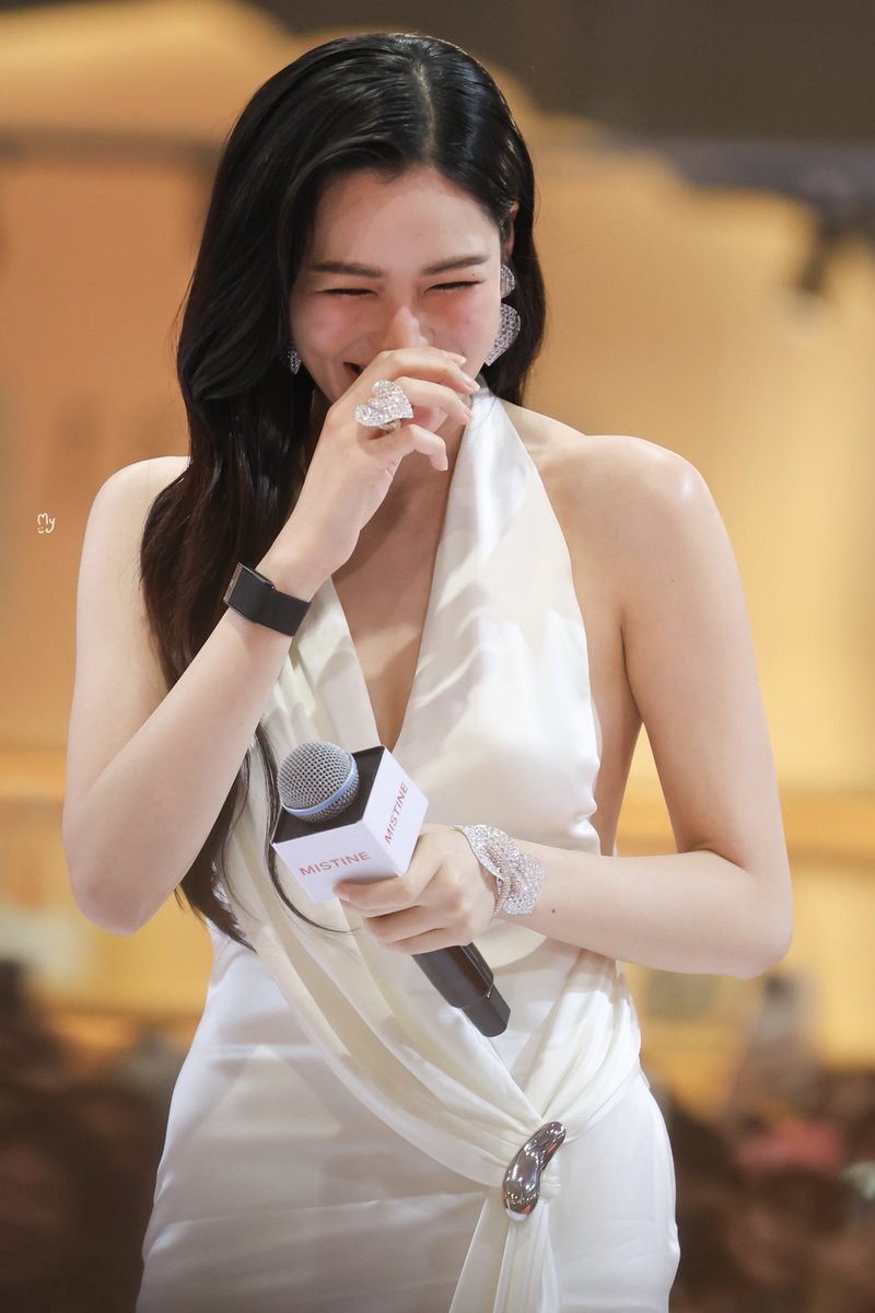 TTaeny09's tweet photo. แพ้เค้าอีกแล้วว🫠

LING PRESENTER MISTINE
#MistineUltimateMomentxLingling 
#หลิงหลิงคอง #LinglingKwong https://t.co/jHBdVybB8n
