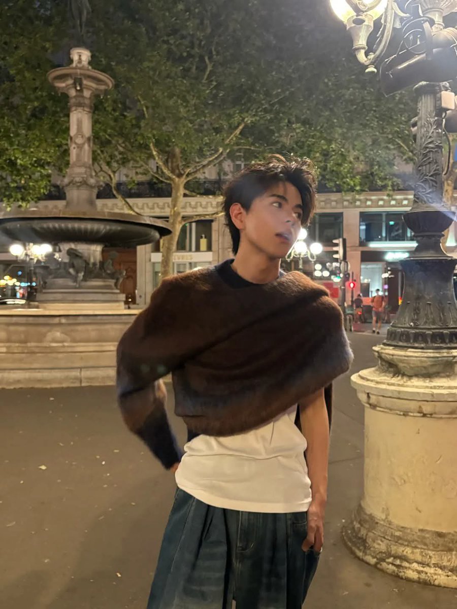 hannawithanh_'s tweet photo. this is quite literally the sluttiest way to wear a sweatshirt for a man…… https://t.co/MyPD15pkVz