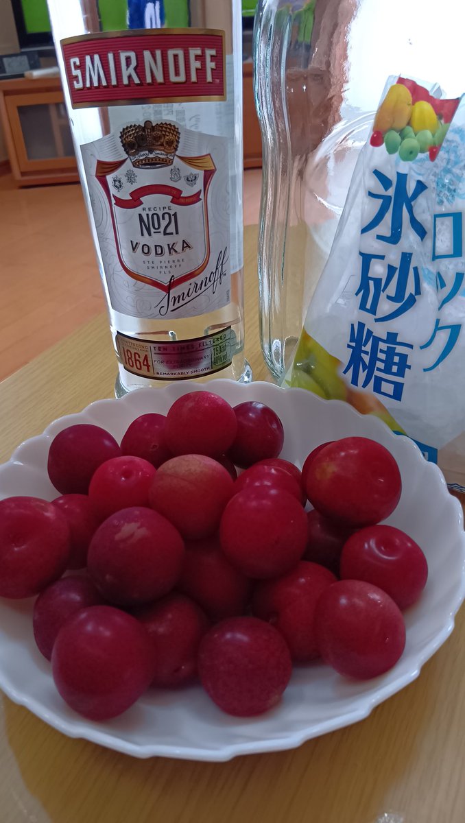masacopen's tweet photo. スモモを貰ったけど、食べきれないのでスモモ酒にしてみる https://t.co/611A7s16iG