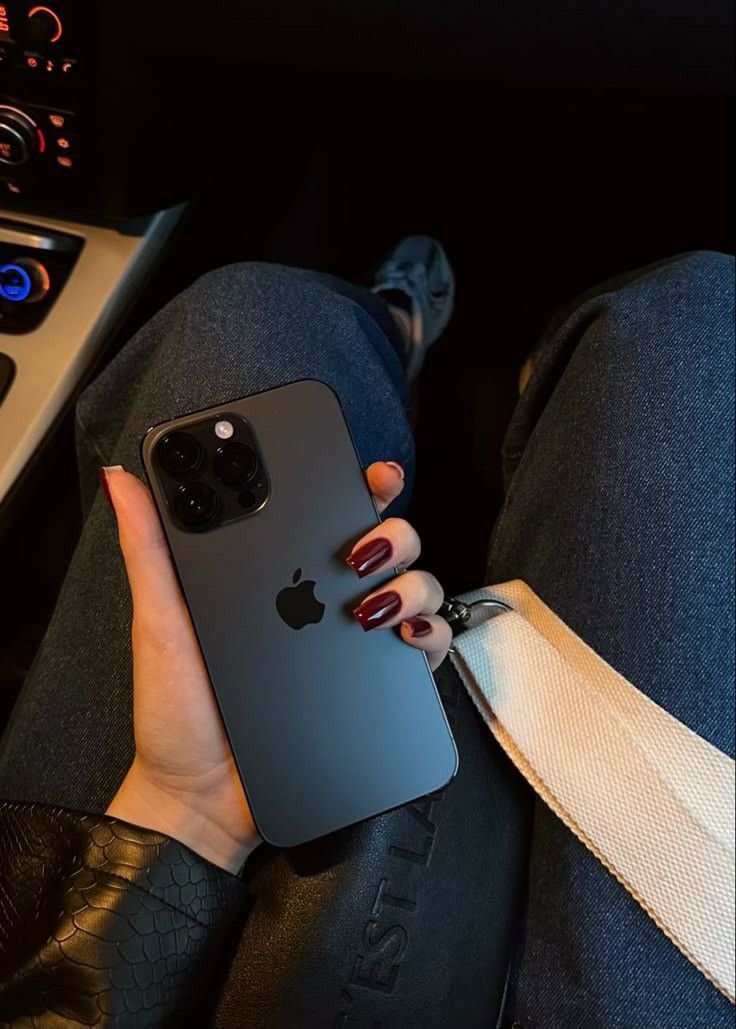 priya_Thakur786's tweet photo. Unpopular opinion : The iPhone 16 Pro looks and feels more premium than the iPhone 17 pro https://t.co/PGJStSbYlR