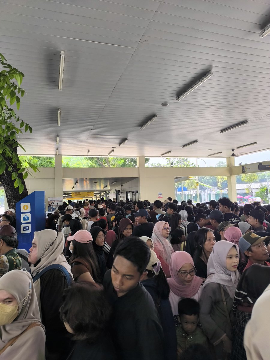 koridor9daily's tweet photo. Halte Monas🥲🙏 
Cek barang bawaannya ya kalo pergi, takut ilang

cr @FeederKebayoran https://t.co/kz3sMkeHyL