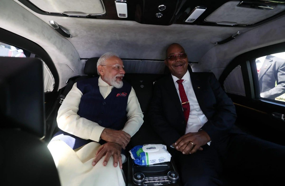 T_RexRoars's tweet photo. He found time for 1 lakh people abroad. 
His own 20–30 lakh students weren't worth a word. 
Priorities.🙏🏻 https://t.co/JWFApgQ61O