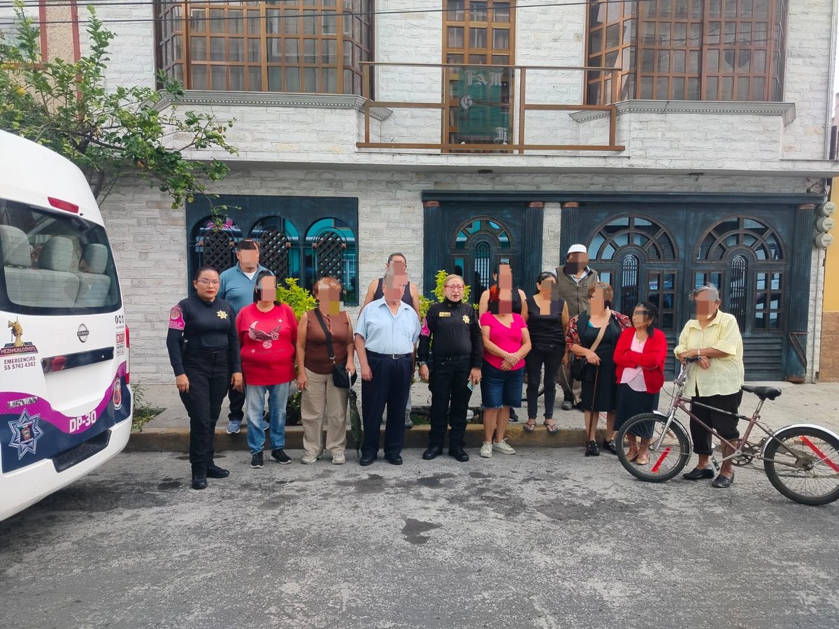 AlertaNeza's tweet photo. 🏘️🚔 #RedVecinal | Cercanía con la comunidad

Elementos de Búsqueda de Personas y Policía Vecinal del sector 06 Maravillas realizaron una Red Vecinal en la colonia Agua Azul, escuchando a vecinas y vecinos y brindando orientación preventiva.

🤝 Unidos por un Neza más seguro. https://t.co/VHFPc1LHXA