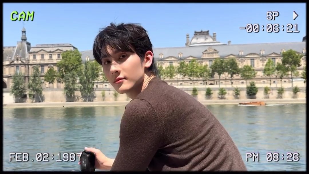 ppimnamepatt's tweet photo. มูสดีมาก แสง/สี +นายแบบ เหมือนบุ๊คทำ vlog เยี่ยมชมที่บ้านเกิดที่โตมาให้เราดู  ตำแหน่ง" คุณหนูน้องลูกบุ๊ค " ยกให้เลย เดินสับๆบนถนนของปารีส 

BOOK X CELINE PARIS
#BookKasidet @celineofficial 
#CelineSS27 #CELINE 
#MichaelRider #kasibook https://t.co/y3aZvvTIfG