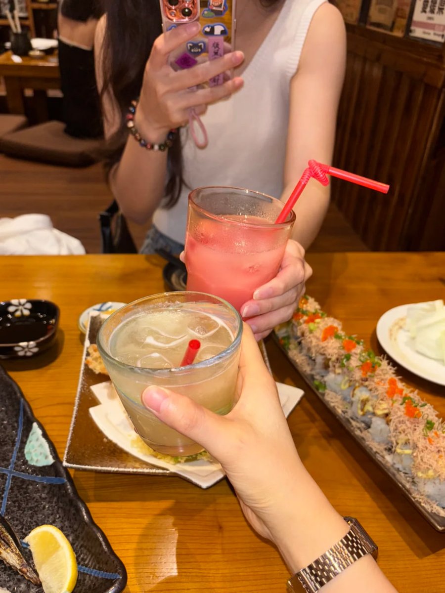 Mosecsrshall's tweet photo. Shopping, eating snacks, and laughing together—today was truly a really joyful and beautiful day 🛍️✨ https://t.co/d6BUN0NAV9