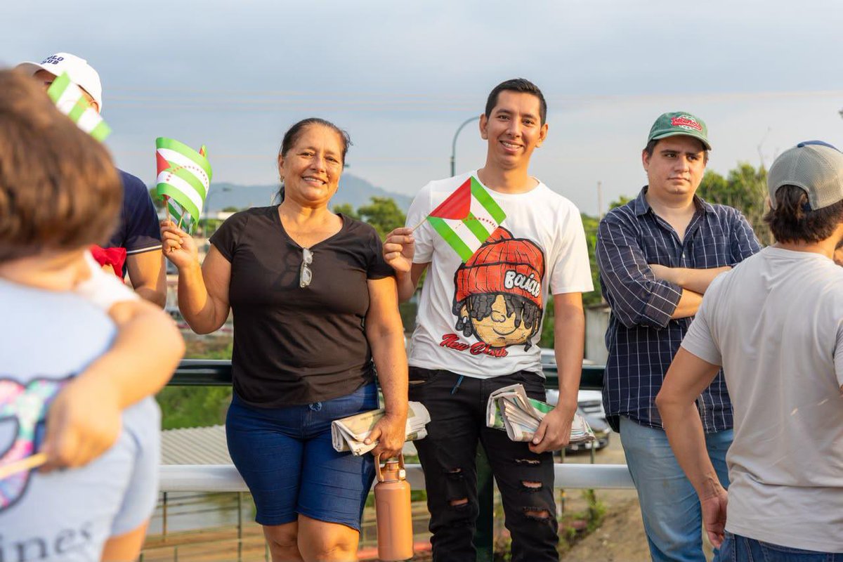 Leoorlandoa's tweet photo. A Manabí lo celebramos con obras. ❤️💚🤍

Durante años, cada invierno significó incertidumbre para las familias de El Cady. Las crecientes y palizada del río Portoviejo obstruían el antiguo puente y dejaban incomunicada a toda una comunidad, pero hoy terminamos con esa historia.

Entregamos el puente número 137 de nuestra administración, una obra que garantiza seguridad, conectividad y nuevas oportunidades para estudiantes, productores y familias de la parroquia Colón.

No construimos solo puentes. Cerramos capítulos de abandono y abrimos caminos hacia un futuro con más desarrollo, justicia social y equidad territorial.

En el Mes del Manabitismo rendimos el mejor homenaje a nuestra provincia: trabajar para que el desarrollo llegue a cada rincón del territorio.

Así cambia Manabí. Para siempre.