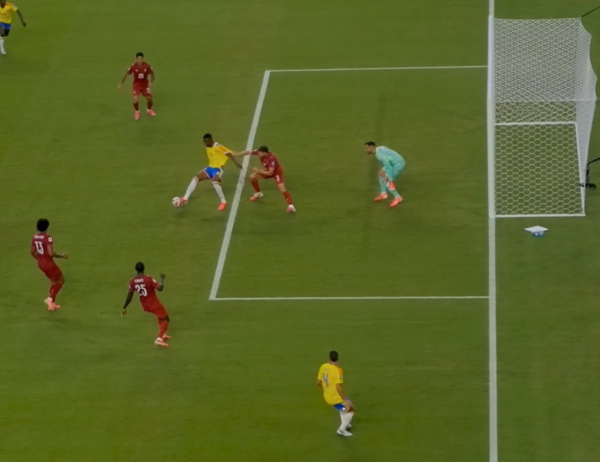 MessiLeoBrasil_'s tweet photo. Será que as páginas e “jornalistas” vão falar alguma coisa desse pênalti claríssimo sonegado pra Colômbia?? 🤣 https://t.co/zourViK12E