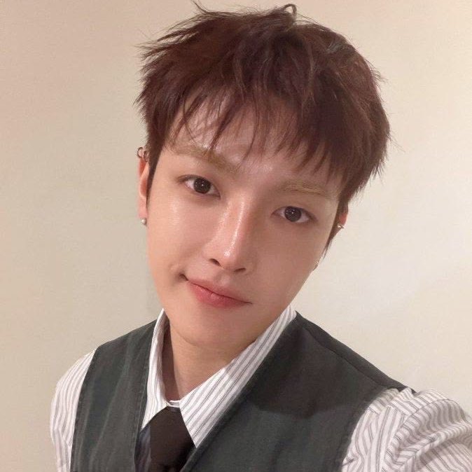 lunaahwa's tweet photo. when he does this specific pose.. 🚬 https://t.co/ThHQUcIcLF