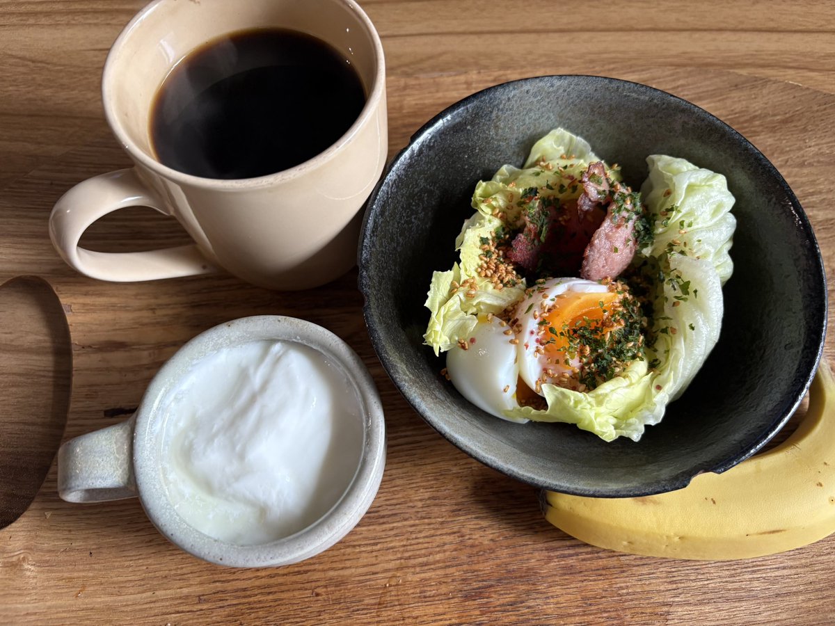 robamimim's tweet photo. おはようございます☔️

スパムゆで卵サラダ、バナナヨーグルトコーヒー

朝起きたら、台風どっかいってました＼(^o^)／でも台風のしっぽもまた大きいのです🌀 https://t.co/HGSYbCwnSc