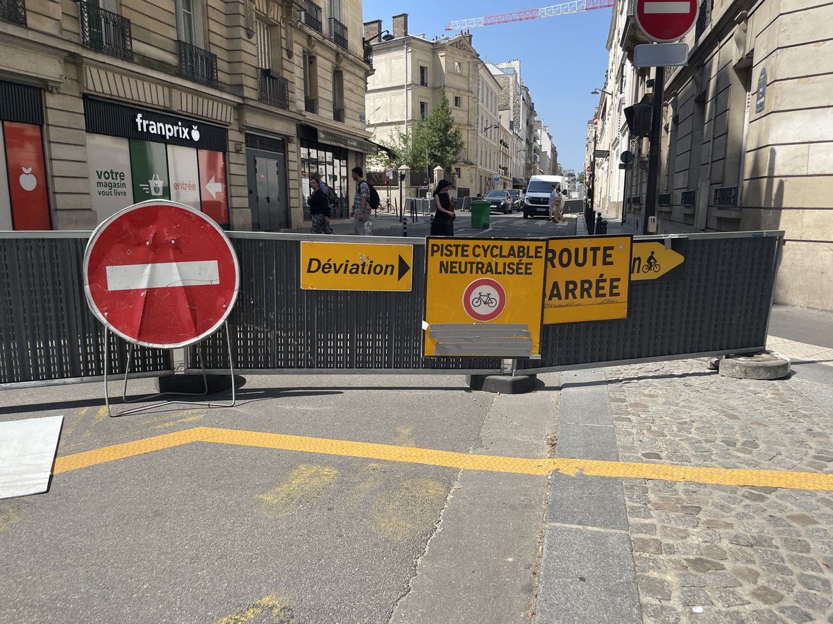 WhosRaymond's tweet photo. Des panneaux à 3 niveaux différents, une information claire, visible, explicite. Et devinez quoi ? https://t.co/OpXD8UR8P4