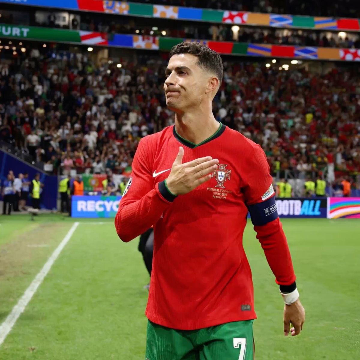 Tobs_fc's tweet photo. Hate aside, how do Ronaldo fans really enjoy watching him play football. This man just sits in the box and prays a pass finds him so he can score and run outside the stadium for suiiiii. https://t.co/SDd9Hcy2qJ