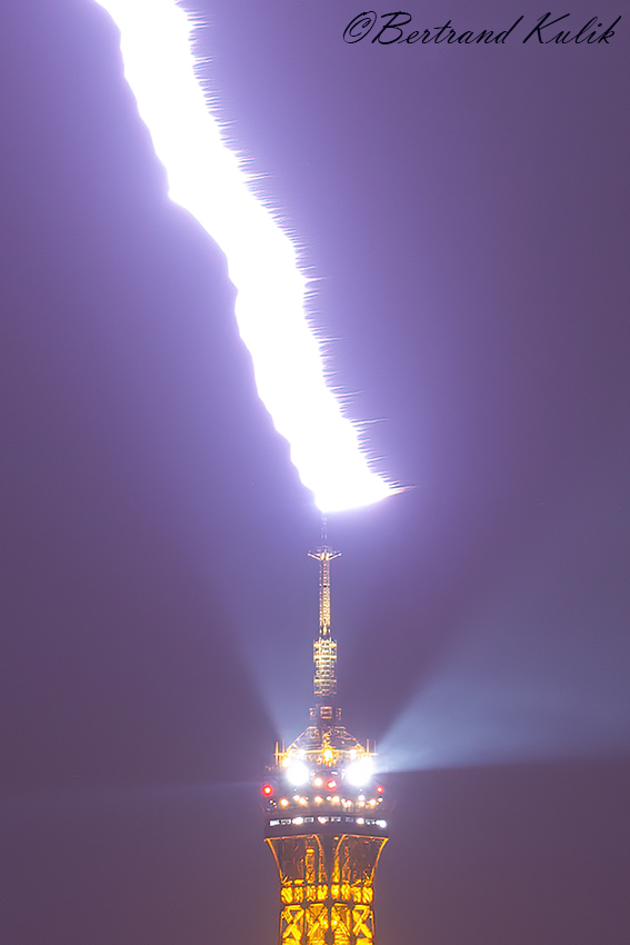 ptrenard's tweet photo. Quelle soirée!

@meteofrance @meteoparis @keraunos @toureiffel @love @meteoparis @Meteovilles @weatherchannel @ville_de_paris https://t.co/gNMJhUMlds
