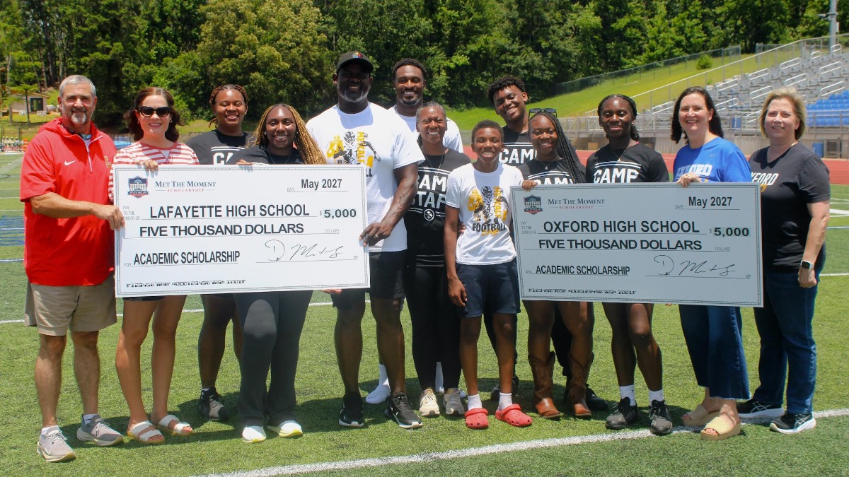 OMSpiritOn3's tweet photo. The Metcalf family has established annual scholarships for Oxford and Lafayette High School seniors:

The Met the Moment Scholarship will award $5,000 each spring to one graduating senior from each school. 

#OleMiss https://t.co/pcY9u5l8W1 🔗 https://t.co/jD89VhnYWa https://t.co/knlBJm94Dc