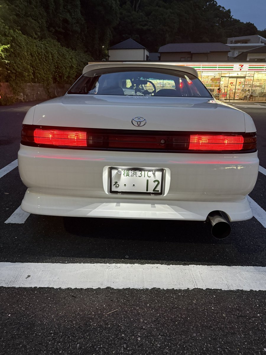 nuttyH_T_F's tweet photo. 縦幅薄い車ってかっこいい https://t.co/6DutSIKPpe
